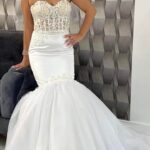 Rochie de mireasă tip sirenă cu top transparent, îmbrăcat în dantelă aplicată, accesorizată manual și fustă din tafta și tulle fin realizată la comandă de Lulytas Dresses