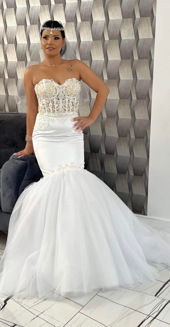 Rochie de mireasă tip sirenă cu top transparent, îmbrăcat în dantelă aplicată, accesorizată manual și fustă din tafta și tulle fin realizată la comandă de Lulytas Dresses