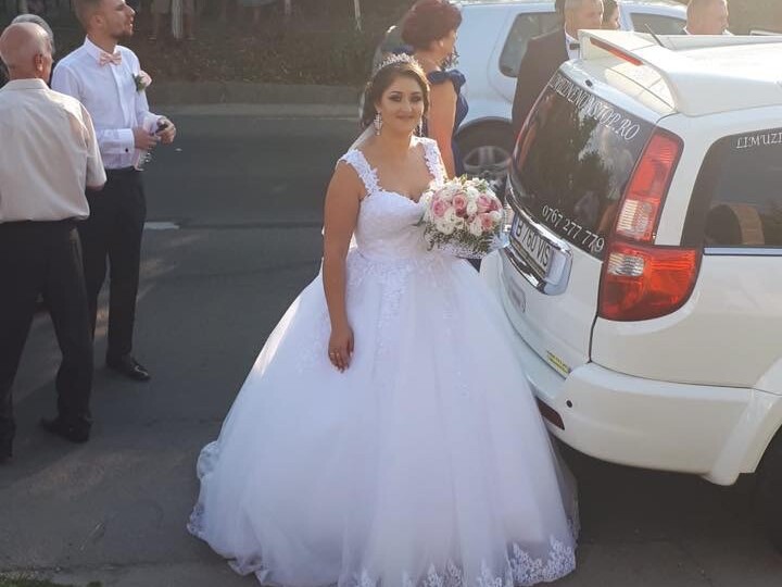 Rochie de mireasă tip prințesă cu bretele pe umăr, cu top din dantelă aplicată manual și fustă cu terminație de broderie realizată la comandă de Lulytas Dresses
