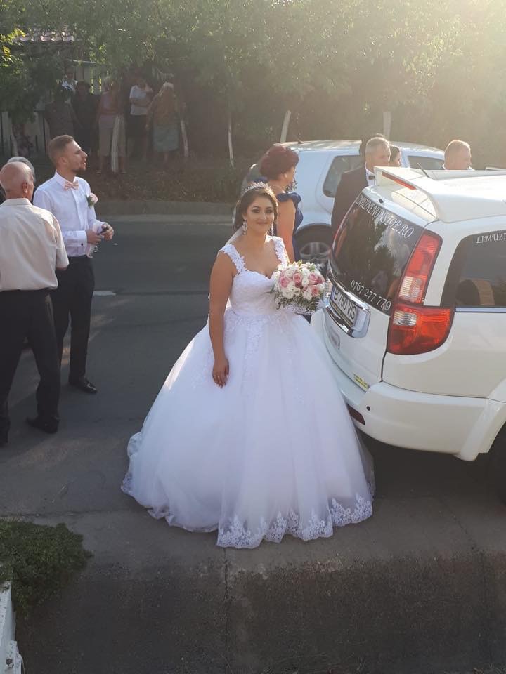 Rochie de mireasă tip prințesă cu bretele pe umăr, cu top din dantelă aplicată manual și fustă cu terminație de broderie realizată la comandă de Lulytas Dresses