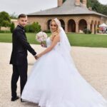 Rochie de mireasă tip prințesă din dantelă aplicată și accesorizată manual și fustă amplă din tulle realizată la comandă de Lulytas Dresses