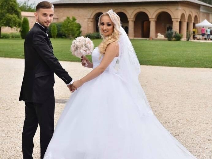 Rochie de mireasă tip prințesă din dantelă aplicată și accesorizată manual și fustă amplă din tulle realizată la comandă de Lulytas Dresses