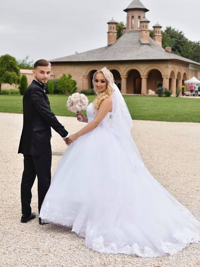 Rochie de mireasă tip prințesă din dantelă aplicată și accesorizată manual și fustă amplă din tulle realizată la comandă de Lulytas Dresses