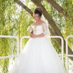 Rochie de mireasă tip prințesă cu dantelă aplicată manual pe mâneci și top și fustă amplă din tulle realizată la comandă de Lulytas Dresses