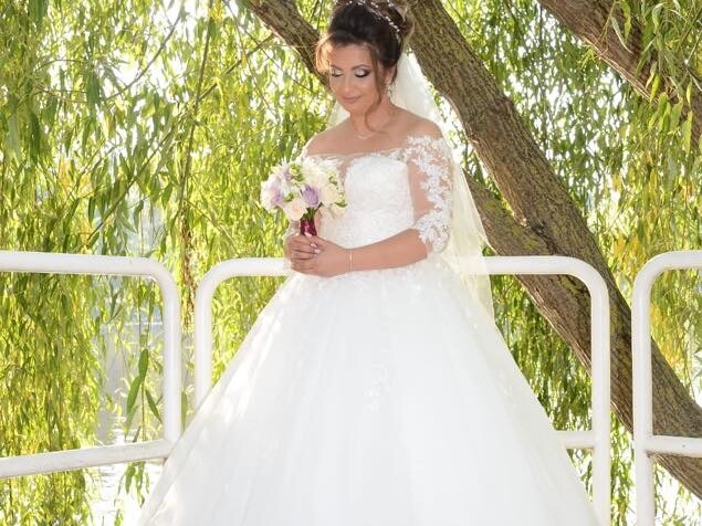Rochie de mireasă tip prințesă cu dantelă aplicată manual pe mâneci și top și fustă amplă din tulle realizată la comandă de Lulytas Dresses