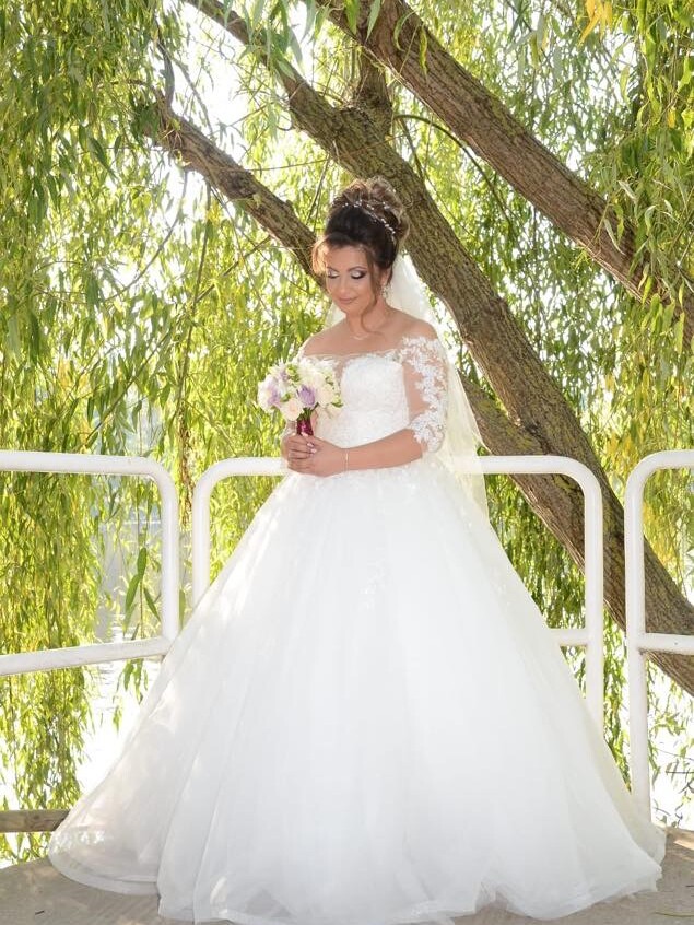 Rochie de mireasă tip prințesă cu dantelă aplicată manual pe mâneci și top și fustă amplă din tulle realizată la comandă de Lulytas Dresses