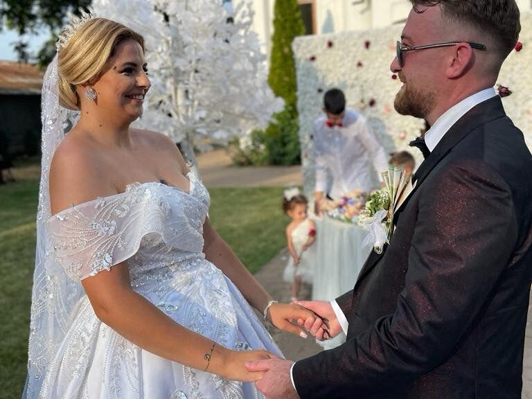 Rochie de mireasă tip prințesă din tafta mikado cu aplicații argintii din dantelă cusute manual și voal lung tip capelă efectuată la comandă de Lulytas Dresses