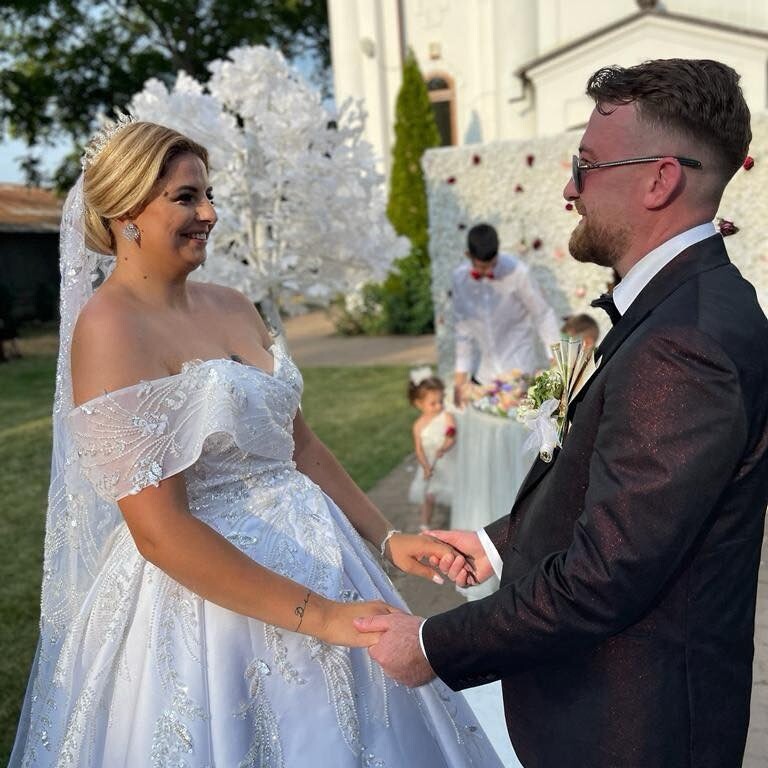 Rochie de mireasă tip prințesă din tafta mikado cu aplicații argintii din dantelă cusute manual și voal lung tip capelă efectuată la comandă de Lulytas Dresses