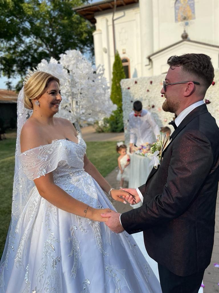 Rochie de mireasă tip prințesă din tafta mikado cu aplicații argintii din dantelă cusute manual și voal lung tip capelă efectuată la comandă de Lulytas Dresses