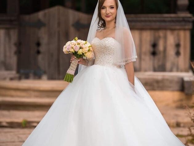 Rochie de mireasă tip prințesă cu top din perle și pietre cusute manual și fustă amplă din tulle efectuată la comandă de Lulytas Dresses