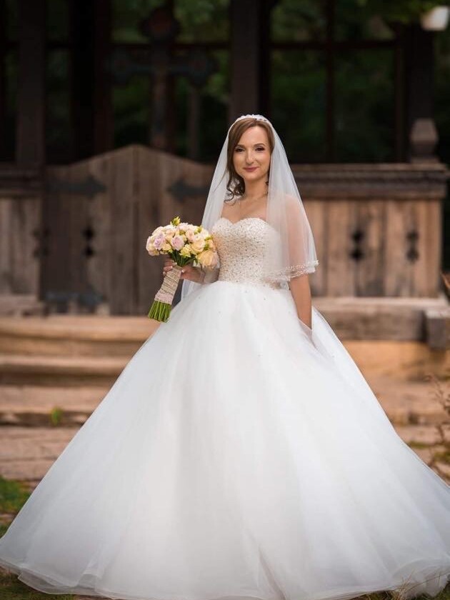 Rochie de mireasă tip prințesă cu top din perle și pietre cusute manual și fustă amplă din tulle efectuată la comandă de Lulytas Dresses