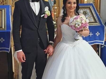 Rochie de mireasă tip prințesă cu corset în V îmbrăcat în dantelă franțuzească și fustă amplă din tulle fin efectuată la comandă de Lulytas Dresses
