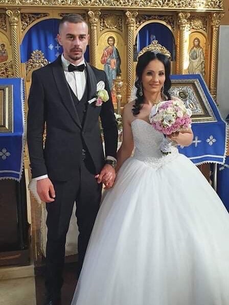 Rochie de mireasă tip prințesă cu corset în V îmbrăcat în dantelă franțuzească și fustă amplă din tulle fin efectuată la comandă de Lulytas Dresses