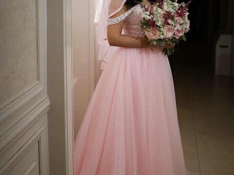 Rochie de mireasă tip prințesă din perle și pietre cusute manual și tulle roz realizată la comandă de Lulytas Dresses