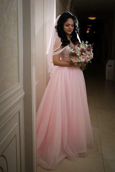 Rochie de mireasă tip prințesă din perle și pietre cusute manual și tulle roz realizată la comandă de Lulytas Dresses