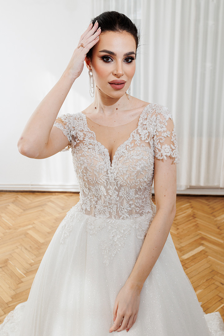Rochie de mireasă tip A-line realizată din broderie argintie aplicată manual și fustă din tulle și material cu sclipici realizată la comandă de Lulytas Dresses