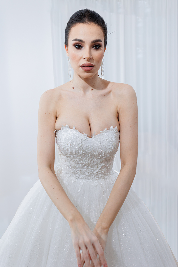 Rochie de mireasă tip prințesă efectuată din dantelă de mătase