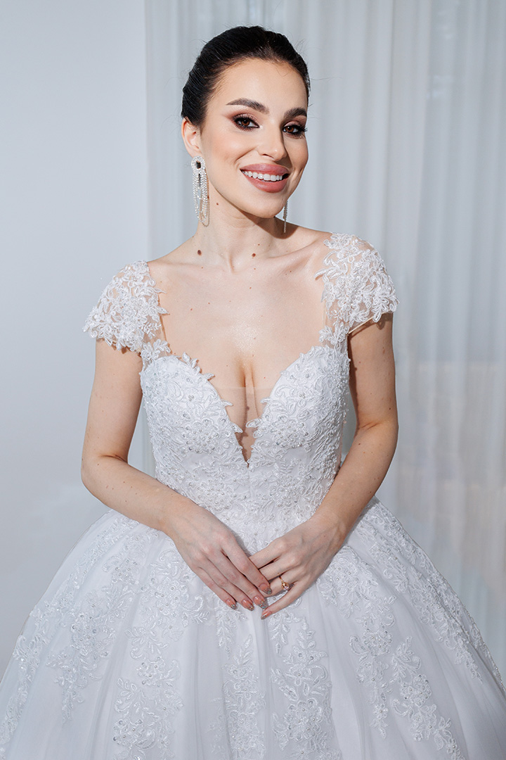Rochie de mireasă tip prințesă efectuată din broderii deosebite, cusute manual cu cristale și paiete realizată la comandă de Lulytas Dresses