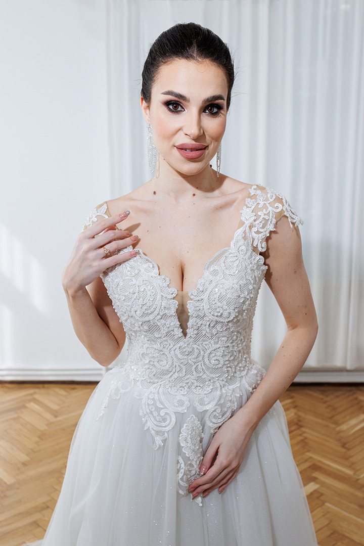 Rochie de mireasă tip A-line efectuată din broderie cusută manual cu cristale, paiete și perle și fustă din tulle cu sclipici efectuată la comandă de LulytaS Dresses